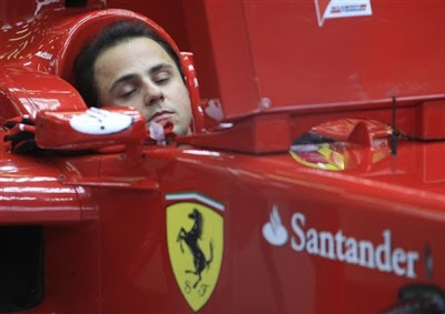 Фелипе Масса спит в кокпите Ferrari во время свободных заездов в пятницу на Гран-при Бельгии 2011