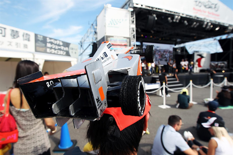 болельщица Льюиса Хэмилтона и McLaren с болидом на кепке на Гран-при Японии 2012