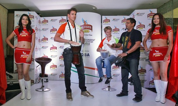 Адриан Сутиль и Нико Хюлькенберг играют на музыкальных инструментах на спонсорском мероприятии на Гран-при Индии 2011