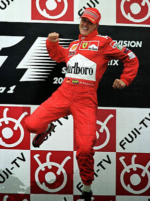 победный прыжок Михаэля Шумахера на подиуме Гран-при Японии 2000