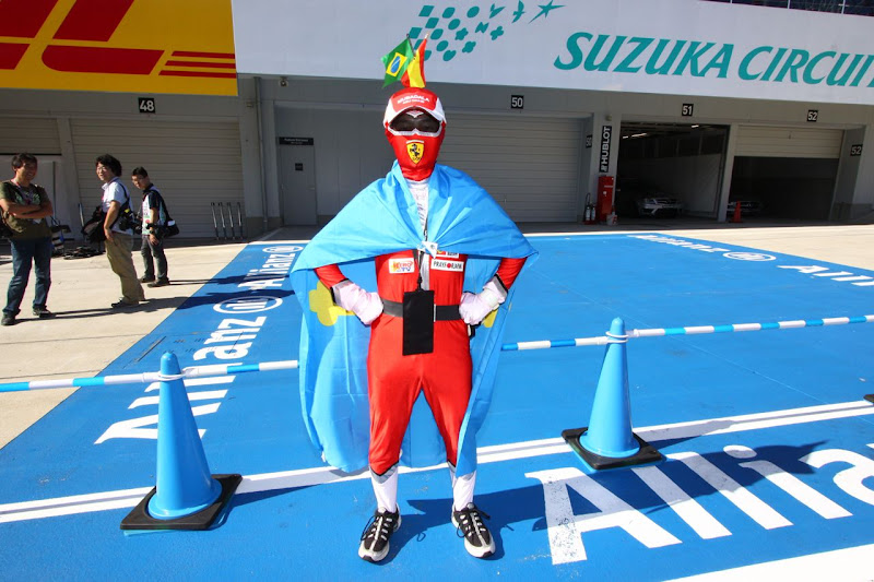 болельщик Ferrari в боевом костюме на Гран-при Японии 2011