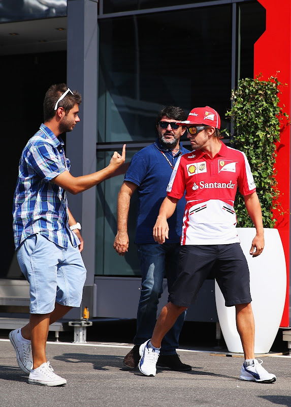 болельщик показывает палец Фернандо Алонсо на Гран-при Италии 2013