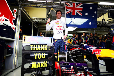 Марк Уэббер и австралийский флаг в боксах Red Bull на Гран-при Бразилии 2013