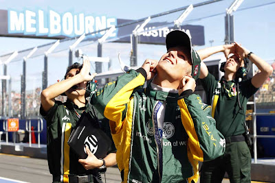 Хейкки Ковалайнен со своими механиками наблюдает за реактивным самолетом в небе Альберт-Парка на Гран-при Австралии 2012