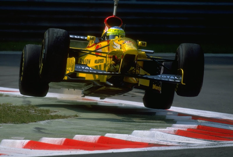 Джанкарло Физикелла за рулем Jordan в воздухе над поворотом Монцы во время квалификации на Гран-при Италии 1997