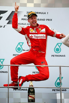 победный прыжок Себастьяна Феттеля на подиуме Гран-при Малайзии 2015