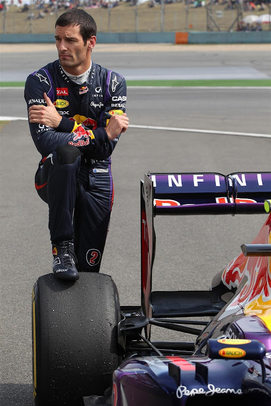 Марк Уэббер позирует у болида Red Bull после вынужденной остановки во время квалификации на Гран-при Китая 2013