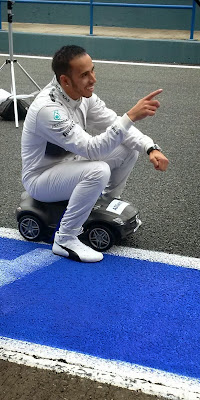 Льюис Хэмилтон на игрушечной машине Mercedes на тестах в Хересе 1 февраля 2014