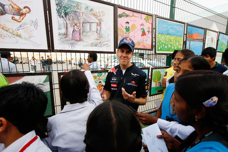 Себастьян Феттель на фоне рисунков на Гран-при Индии 2011
