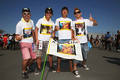 болельщики Эдди Джордана в футболках и с флагом на Гран-при Японии 2013