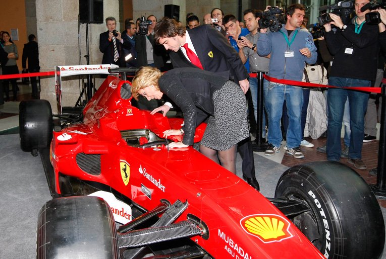 Фернандо Алонсо показывает свой болид Ferrari Эсперанса Агирре в Мадриде 19 декабря 2011