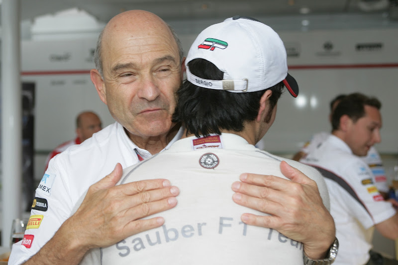 Серхио Перес и Петер Заубер обнимаются после отличного результата на Гран-при Германии 2012