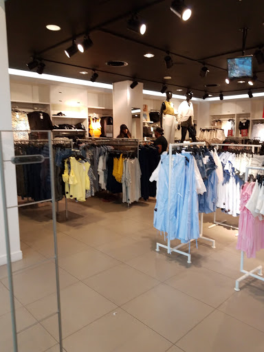 Clothing Store «H&M», reviews and photos, 5065 Main St, Trumbull, CT 06611, USA