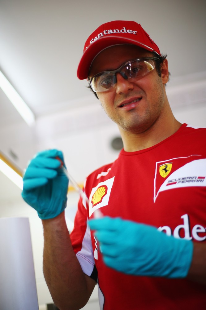 Фелипе Масса в синих перчатках на мероприятии Shell на Гран-при Бразилии 2012
