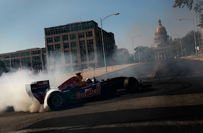 Дэвид Култхард жжет резину на своем Red Bull на фоне Texas Capitol