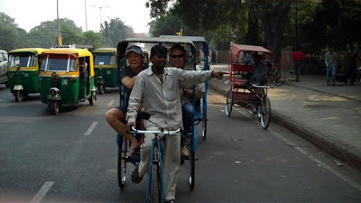 Нико Росберг на велосипеде на индийских улицах на Гран-при Индии 2011