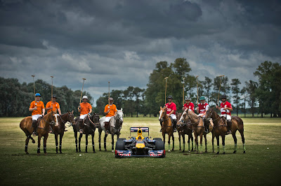 Red Bull на полях Аргентины с лошадками