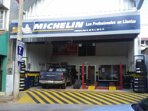 Llantera Sen / Mercado de Llantas Acayucan, Calle Melchor Ocampo Norte #910, Zapotal, 96039 Acayucan, Ver., México, Taller de reparación de automóviles | VER