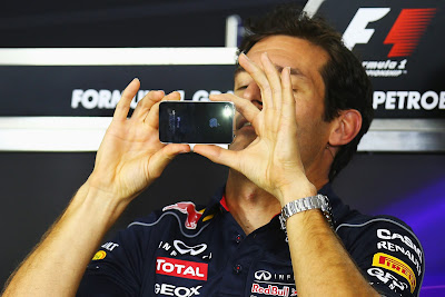 Марк Уэббер делает фотографию на телефон на пресс-конференции в четверг на Гран-при Бразилии 2013
