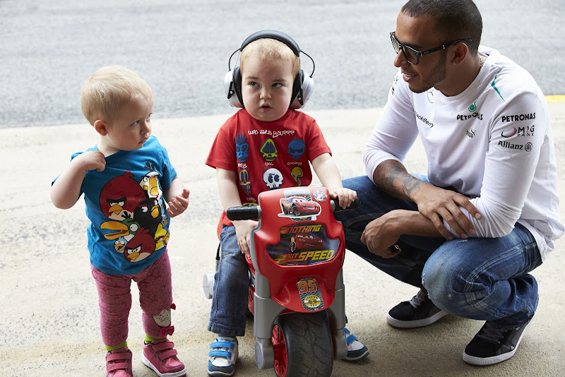 Льюис Хэмилтон и его молодые болельщики на Гран-при Испании 2013