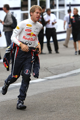 Себастьян Феттель бежит по паддоку Гран-при Бельгии 2011