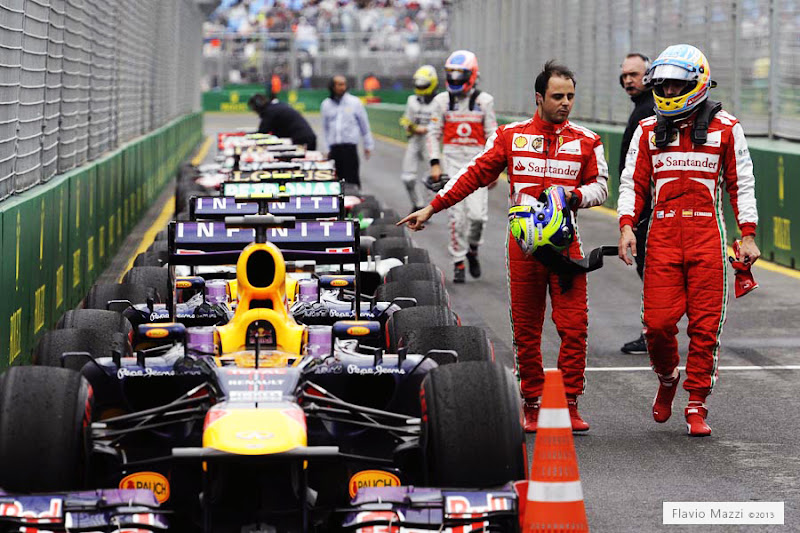 Фелипе Масса указывает на Red Bull пальцем после квалификации на Гран-при Австралии 2013