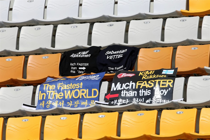 баннеры болельщиков Себастьяна Феттеля и Кими Райкконена на трибуне Гран-при Кореи 2013