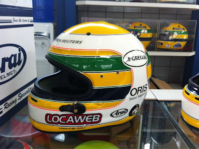 шлем Рубенса Баррикелло на Гран-при Бразилии 2011 напоминающий раскраску шлема Айртона Сенны