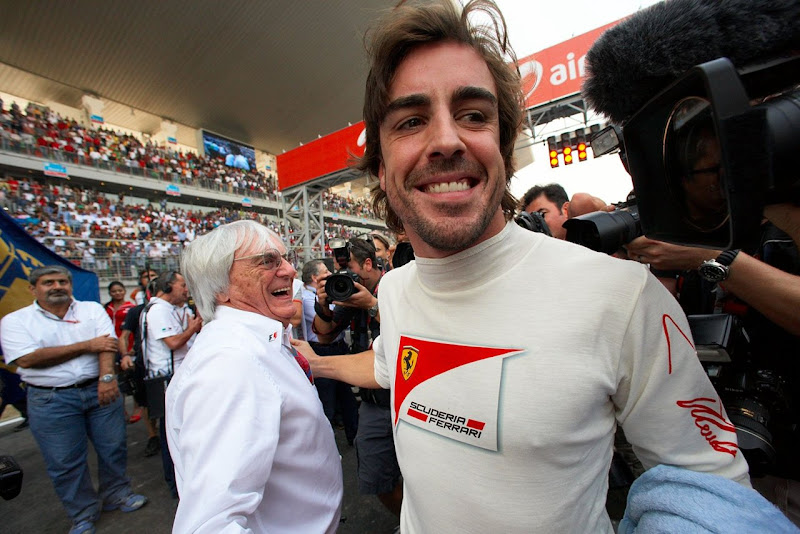 улыбающиеся Берни Экклстоун и Фернандо Алонсо на Гран-при Индии 2011