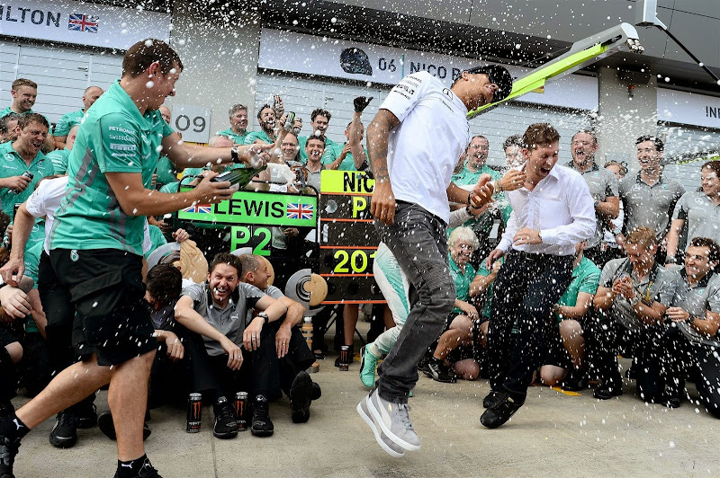 Льюис Хэмилтон в душе шампанского с механиками Mercedes после очередного дубля на Гран-при Австрии 2014
