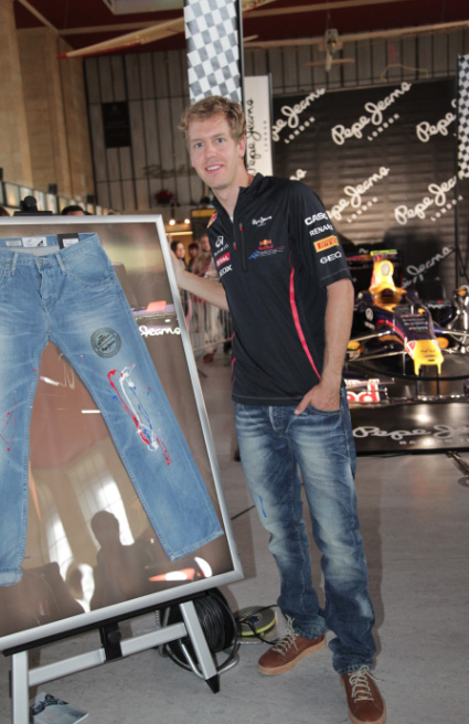 Себастьян Феттель на спонсорском мероприятии Pepe Jeans красит джинсы во время недели моды в Берлине 2012