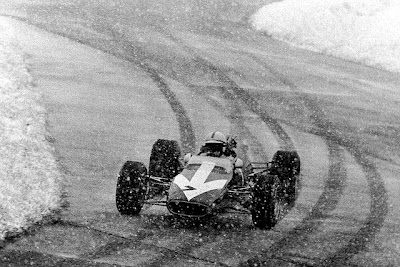 Джон Сертис на болиде Lola Формулы-2 Formula 2 пилотирует по снежному Нюрбургрингу