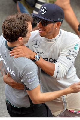 Льюис Хэмилтон танцует с механиком Mercedes после победы на Гран-при Испании 2014
