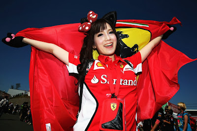 болельщица Ferrari с бантиком и флагом на Гран-при Японии 2013