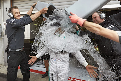 Льюис Хэмилтон обливается ледяной водой - Ice Bucket Challenge на Гран-при Бельгии 2014