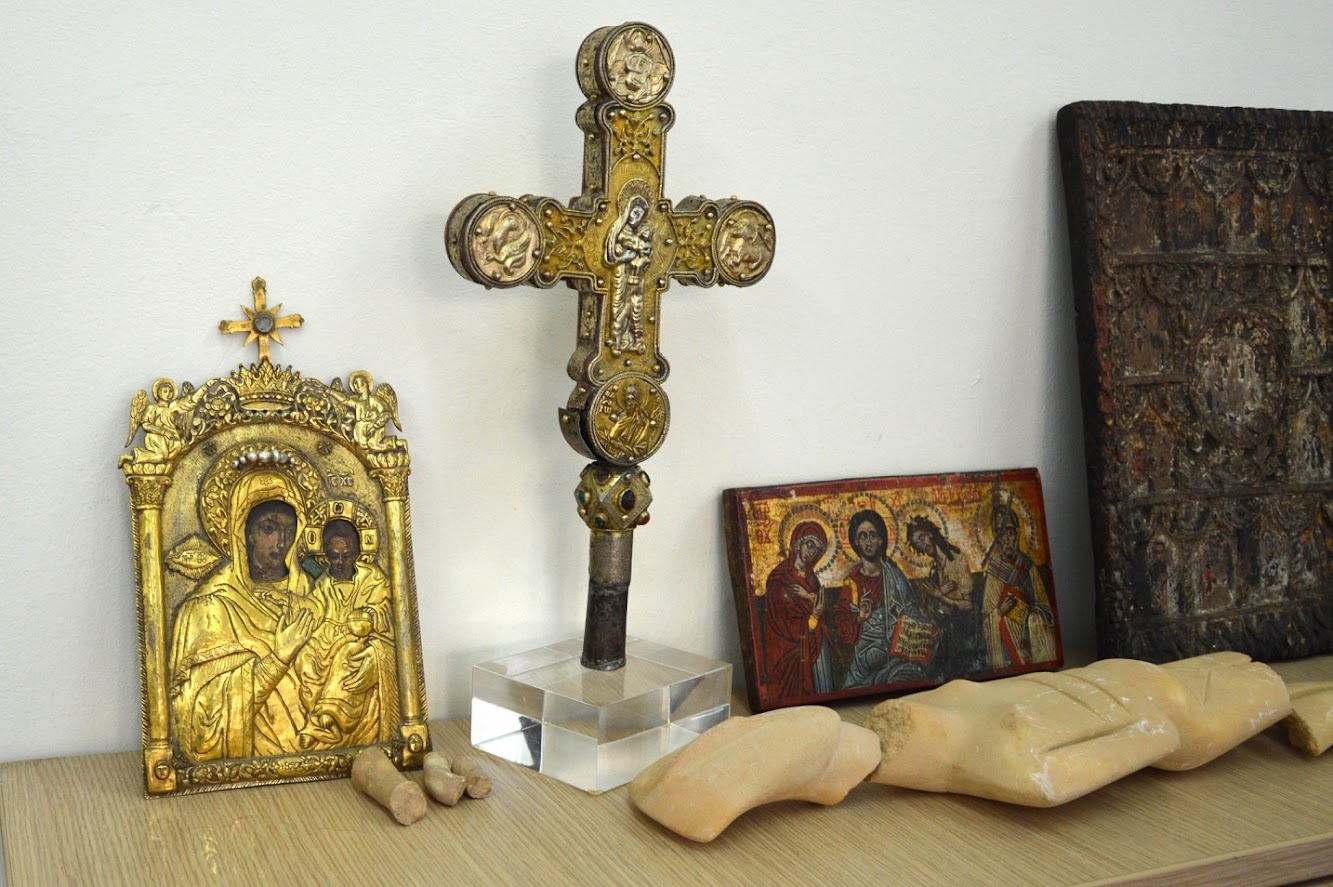 Greek police bust gang that excavated, sold antiquities Greek police bust gang that excavated, sold antiquities