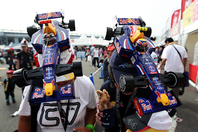 болельщицы Марка Уэббера и Себастьяна Феттеля с болидами Red Bull на кепках на Гран-при Японии 2012