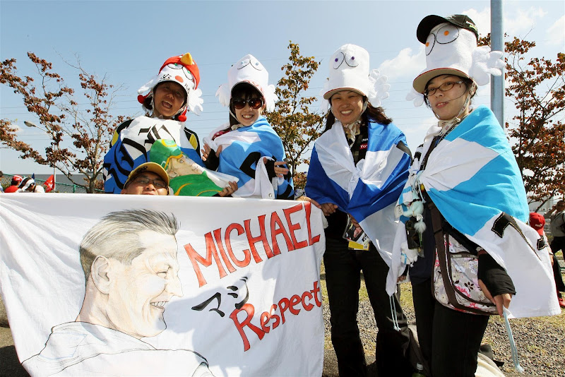 Michael Respect - болельщики Михаэля Шумахера в забавных головных уборах на Гран-при Японии 2012