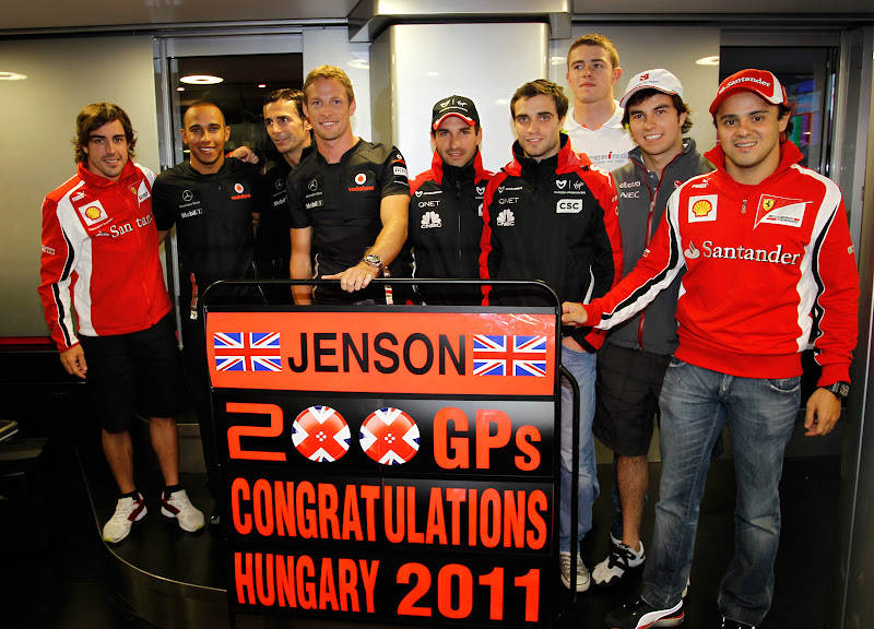 гонщики поздравляют Дженсона Баттона с его 200-сотой гонкой на Гран-при Венгрии 2011