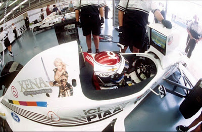 реклама сериала Зена - королева воинов на болиде Tyrrell Йоса Ферстаппена на Гран-при Великобритании 1997