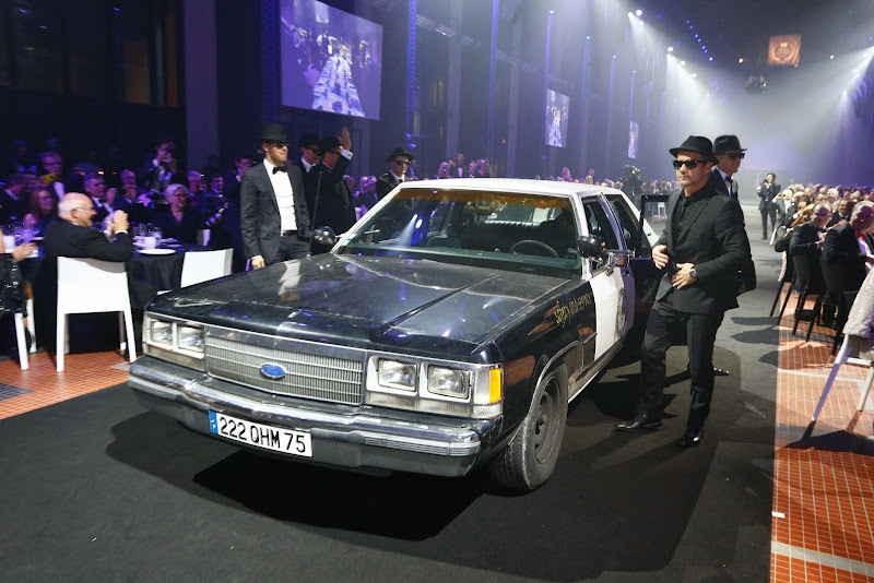 Себастьян Феттель и Себастьян Леб приезжают на Блюзмобиле на церемонию FIA Prize Giving Gala 2013