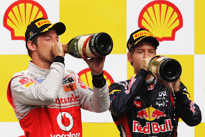 Дженсон Баттон и Себастьян Феттель пьют шампанское на подиуме Гран-при Бельгии 2011