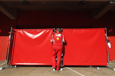 защитные изгороди Ferrari на предсезонных тестах 2012 в Барселоне