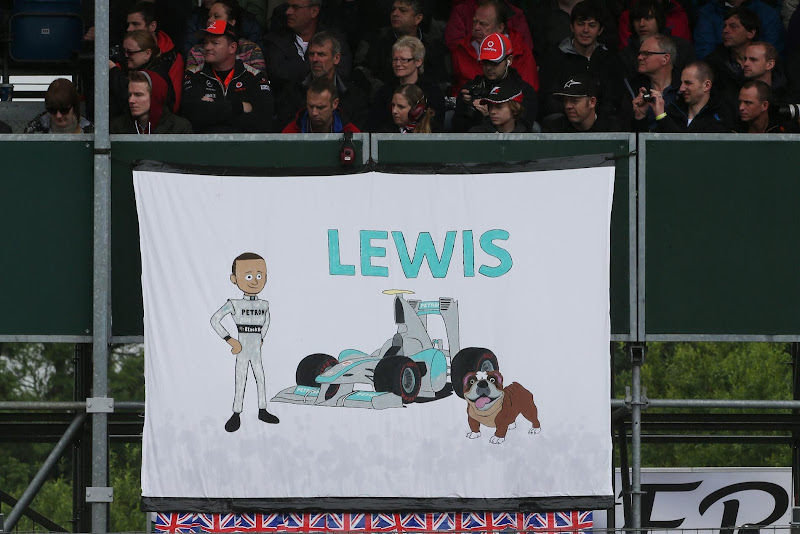 Льюис Хэмилтон и Роско - баннер болельщиков на трибунах Сильверстоуна на Гран-при Великобритании 2013