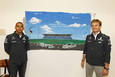 Льюис Хэмилтон и Нико Росберг и рисунок Mercedes на Гран-при Германии 2013