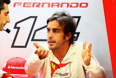 Фернандо Алонсо беседует с Андреа Стеллой в гараже Ferrari на Гран-при Бахрейна 2014