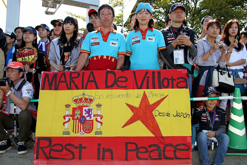 болельщики Сузуки с баннером в память о Марии де Вильоте на Гран-при Японии 2013