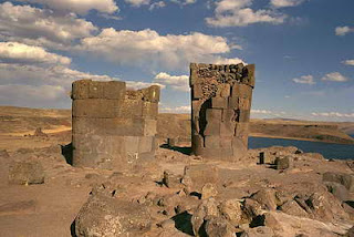 LAS CHULLPAS DE SILLUSTANI DE LEJOS Las Chullpas de Sillustani de lejos