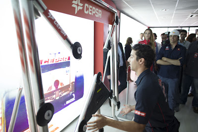 Даниэль Риккардо и Жан-Эрик Вернь соревнуются на тренажере Batak на Гран-при Испании 2013
