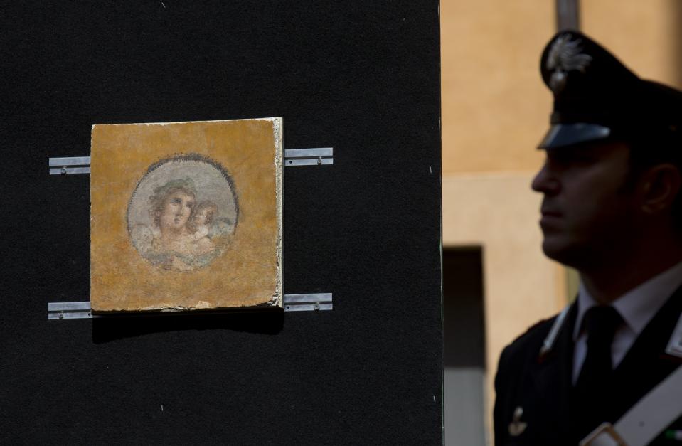 US returns 25 looted artefacts to Italy US returns 25 looted artefacts to Italy